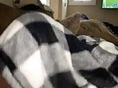 Babysitter giving Head while watching the game Free XXX | xvideosearch.com