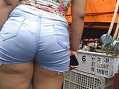 Putinha exibida doida pra ser encoxada na feira HD | xvideosearch.com