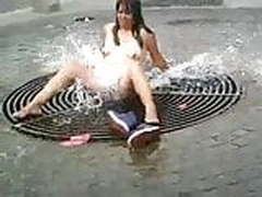 Lavando a buceta na rua HD | xvideosearch.com