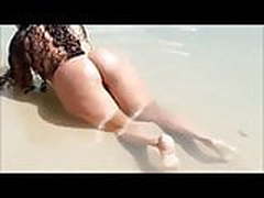 SAFADA PELADA NA PRAIA Full Video | xvideosearch.com